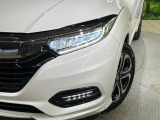 【LEDヘッドライト】悪天候や夜間走行時も良好な視界を確保し安心して運転できる高輝度LEDヘッドライトを装備!点灯速度が早く、消費電力も抑えられています。