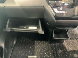 車検証入れになどにも使える便利な収納BOXあります。