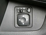 電動格納式ドアミラー!ドアロック連動自動格納機能付きです。