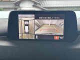 360度ビューカメラを搭載。4方の小型カメラの映像を処理し、車両真上からの映像に変換しています。