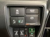 Hondaセンシング用の、VSA(ABS+TCS+横滑り抑制)解除と路外逸脱抑制機能のオンオフスイッチなどはハンドルの右側に装備しています。