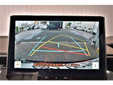 バックガイドモニター付き。車両後方の映像をナビ画面に表示し、駐車などの後退操作をサポートします。