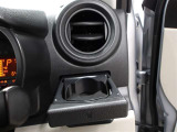 運転席のカップホルダーはエアコンの吹き出し口にありますので冷やしたり温めたりすることが出来ます☆