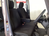 女性でも運転がしやすいように、シートの高さ調整機能(シートリフター)がついています。運転席と助手席の間が空いている為、助手席側への移動がスムーズです。交通量の多い道でも助手席側から乗り降りができます。