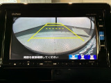 リバースギアに入れるだけで後方の表示へ切り替わります。夜間や雨の日の駐車も楽になりますよ。