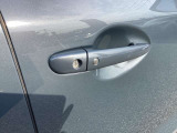スマートキーを所持している状態でロックボタンを押すと、車両すべてのドアの解錠や施錠を行うことが出来ます。