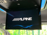 【ALPINEフリップダウンモニター】大画面モニターで後席でもエンタメをお楽しみいただけます。小さなお子様にも大人気の装備です♪