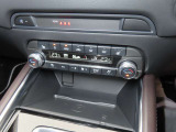 運転席と助手席それぞれで温度調整が可能なオートエアコンに加え、ステアリングヒーターと前二席分のシートヒーター、革シートの蒸れを解消するシートベンチレーション機能で室内を快適に保ちます。