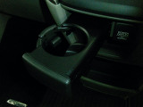 使わないときは収納しておける引き出し式ドリンクホルダーをご用意しています。