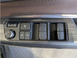 パワーウィンドウのスイッチですよ。 運転席に居ながら窓を開け閉めのコントロールできますよ。 ロック機能で、子供がイタズラして窓を開けるという事も無くなりますよ。