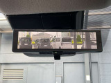 スマートルームミラーは、車両後方に設置されたカメラの映像を、ルームミラーに映し出すことで、死角をなくし、安全性を向上させることができます。また、夜間や雨天時でも、クリアな映像を映し出すことができます。