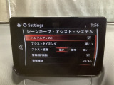 カメラが車線を認識してはみ出しそうになるとステアリングアシストが介入するレーン・キープ・アシストシステムを装備しております。お好みで作動・非作動の設定も可能です。