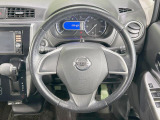 インテリアに合わせたデザインのステアリングは、運転される方のことも考え、運転しやすい形状、大きさです。是非一度、実際に触ってお確かめください。