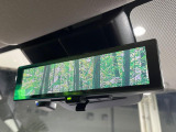【インテリジェントルームミラー】後席の大きな荷物や同乗者で後方が確認しづらい時でも安心!カメラが撮影した車両後方の映像をルームミラー内に表示。クリアな視界で状況の確認が可能です!