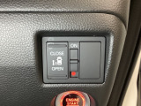 左側電動スライドドアは運転席からでも操作ができるように、ハンドル付近に開閉の操作スイッチが付いています。