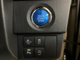 キーフリーシステムなので、エンジンスタートはブレーキペダルを踏みながらボタンを押します。鍵が運転席周りにあることが条件で、鍵をさしたり抜いたりする必要がありません。