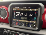運転席・助手席の温度調節を個々に設定できるデュアルゾーンオートエアコンを装備しております。