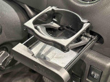 運転席にワンプッシュ式オートオープンカップホルダー付いてます。