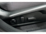 &rdquo;電動シートを装備。お客様に安全に運転頂けるよう座席の位置、座面の上げ下げやリクライニングの加減も細やかな設定を可能にしました。&rdquo;