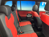 ●後部座席も気になるようなキズ・汚れやへたり等、大きなダメージはなく、良好な状態です。
