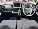 [フロントシート]インパネにシフトが付いているので足元広々!運転席から助手席の移動も楽々♪どちらからでも乗り降り出来るので、狭い場所の乗り降りも楽ちんですよ♪