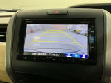 リバースギアに入れるだけで後方の表示へ切り替わります。夜間や雨の日の駐車も楽になりますよ。