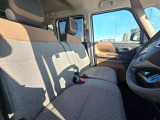 運転席と助手席はウォークスルーで移動できます。