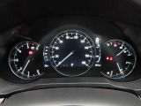 CX-5のメーター部です。華美な装飾を避け、必要な情報を瞬時に読み取れる様にデザイン・配置されています。