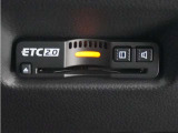 ◆ETC2.0装着◆進化したドライブ体験。料金収受システムだけだったETCが生まれ変わって、高速道路を賢く使うETC2.0に進化しました。多彩な情報サービスが便利で快適なドライブ体験を提供します。