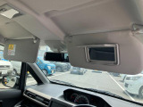 運転席にはミラー付きサンバイザーを装備☆
