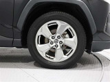タイヤサイズは(225/60R18)で純正アルミホイールです。