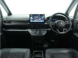 ◆視界広々で非常に運転しやすくロングドライブでも疲れを感じさせないすっきりとまとまったインパネ周りです。