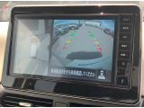 アラウンドビューモニターです。4つのカメラからの映像を合成・処理することで空から見下ろすような視点で周囲を確認でき、駐車時のクルマの位置確認がスムーズになります。