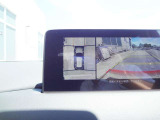 周囲の状況をしっかり確認できる360&deg;ビューモニター搭載。駐車時や狭い場所でも安心して操作できる、頼れるサポート機能です。