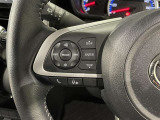 ステアリングスイッチ付きで、運転中に視線を前に向けたまま操作できます。
