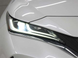 「アダプティブハイビームシステム(AHS)」が装備。LEDの配光範囲を細やかに制御し、先行車や対向車に光が当たる部分だけを自動的に遮光するので、ハイビームでの走行頻度がより向上します。