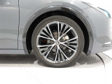 タイヤサイズは(195/50R19)で純正アルミホイールです。