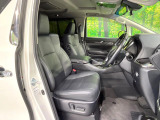 運転席まわりには十分なスペースがあり、大柄な方でもゆったり運転していただける環境です。