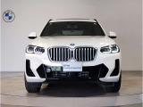 BMW代表的な特徴のキドニーグリル。BMWのすべてのモデルに採用され、BMWらしさを強調しております。