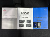 スマートキーは鍵をバッグに入れたままでもドアロックの開閉やエンジンのON・OFFができます。夜間や雨の日も鍵を探さなくて良いので便利です。