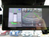 バックミラーにアラウンドビューモニターの映像が映ります