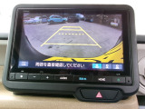 バックカメラの画像です。ガイドラインがスムースな車庫入れをサポートいたします。車庫入れの安心感がアップしますね。