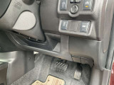 駐車ブレーキは手動式です