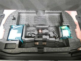 パンク修理剤とエアーポンプのセットです。スペアタイヤは装備していませんが空いたスペースを小物入れとして使用できます