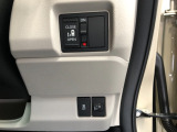 【片側電動スライドドア】リモコンや運転席のスイッチ操作のほか、ドアハンドルを少し引くだけでリアドアが自動開閉します♪