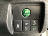 Hondaセンシング用の、VSA(ABS+TCS+横滑り抑制)解除と路外逸脱抑制機能のオンオフスイッチなどはハンドルの右側に装備しています。燃費に役立つECONボタンもここです。