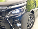 【LEDヘッドライト】悪天候や夜間走行時も良好な視界を確保し安心して運転できる高輝度LEDヘッドライトを装備!点灯速度が早く、消費電力も抑えられています。