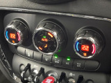 ●デュアルオートエアコン:運転席・助手席それぞれで温度設定が可能な独立式オートエアコンを標準装備しております!