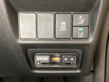 Hondaセンシング用の、VSA(ABS+TCS+横滑り抑制)解除と路外逸脱抑制機能などのオンオフスイッチはハンドルの右側に装備。その下にETC2.0がついています。高速道路の料金所の通過も楽々です。