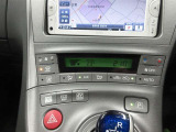 温度設定だけで後は自動制御のフルオートエアコン。電動コンプレッサー採用で、エンジン停止時にも冷房能力を維持します。